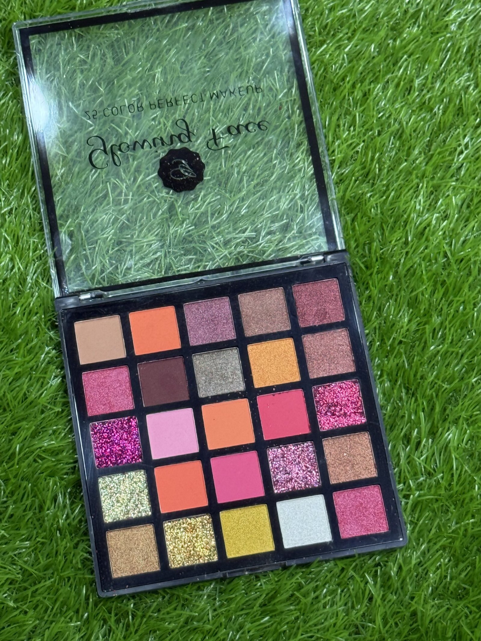 GLOWING FACE MATTE COLOR EYESHADOW - Image 4