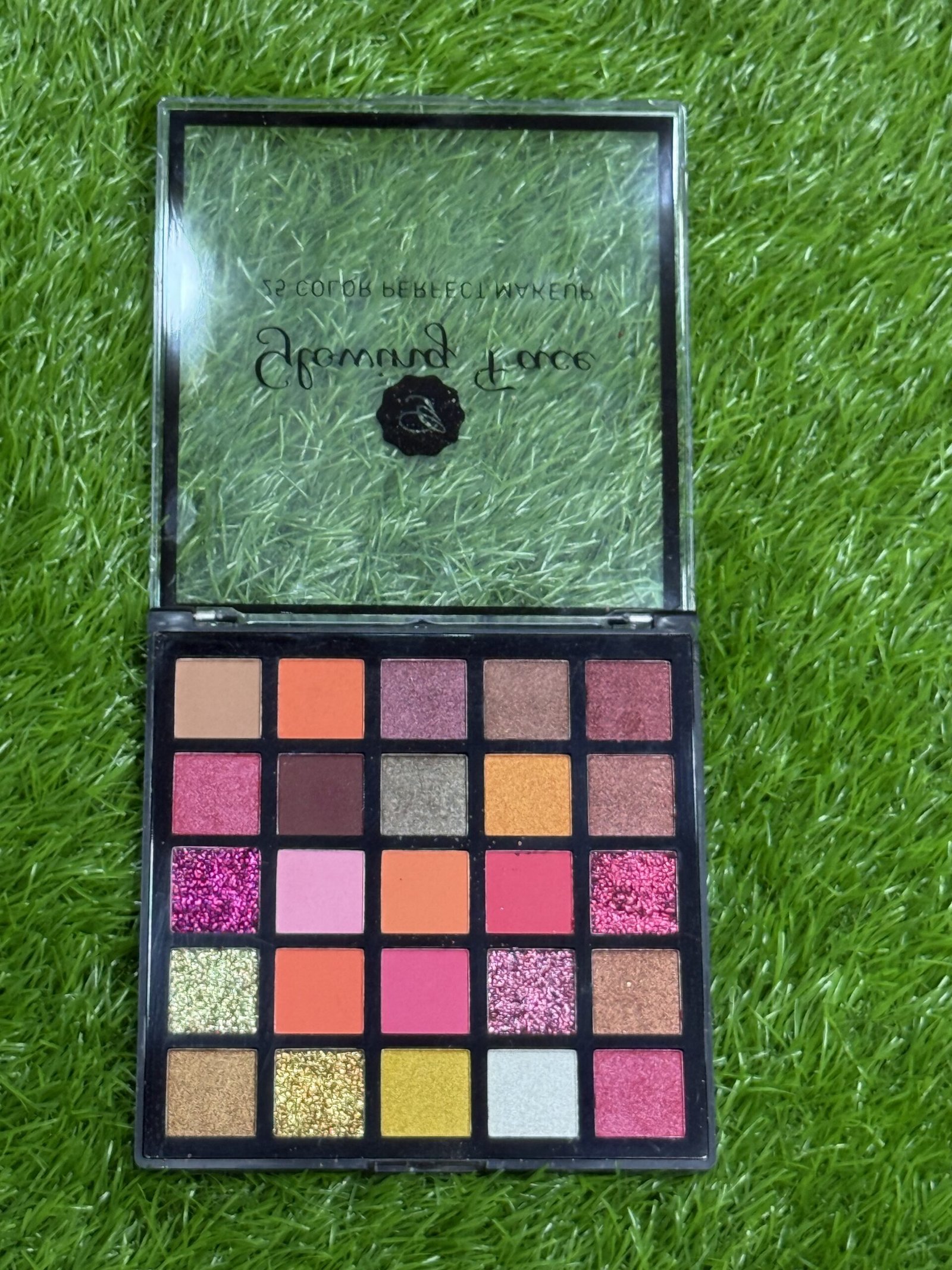 GLOWING FACE MATTE COLOR EYESHADOW - Image 5