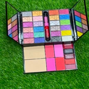 B.B. Lovely Color Harmony Makeup Kit. HIGHLIGHTER + BLUSHON + EYESHADE