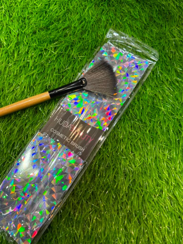 HUDA BEAUTY FAN HIGHLIGHTER BRUSH