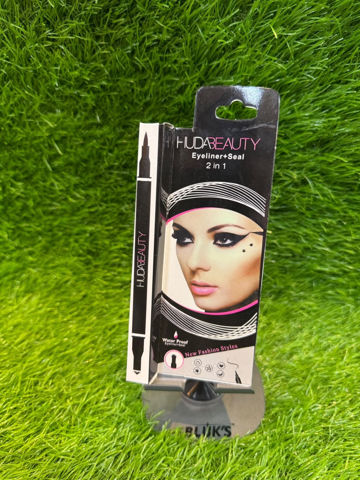 HUDABEAUTY Eyeliner + Seal 2 in 1 Dual-ended liquid eyeliner pen with a stamp seal - Image 2