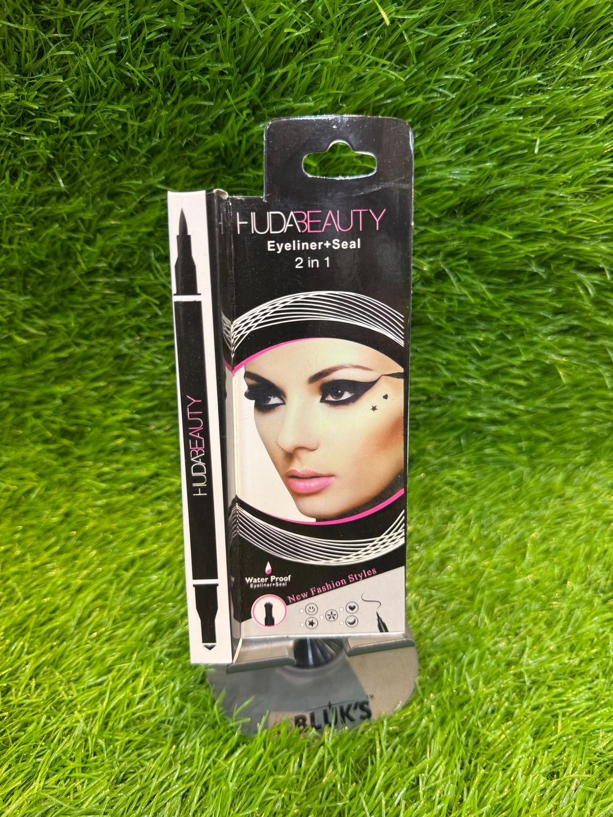 HUDABEAUTY Eyeliner + Seal 2 in 1 Dual-ended liquid eyeliner pen with a stamp seal - Image 3